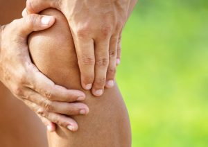 Why Choose Healthy Steps for Nutrition in Ottawa? A woman with inflammation in the knee, leading to joint pain, stiffness, swelling, and reduced mobility.